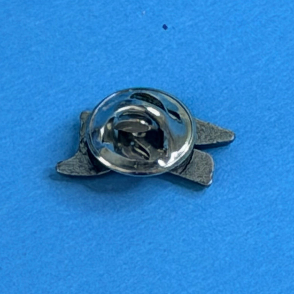 Pin’s Michelin MXT vintage de collection – vue arrière avec système de fixation métallique
