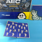Intérieur de la BD Michelin PAX System présentant plusieurs illustrations du célèbre Bibendum sur fond bleu.