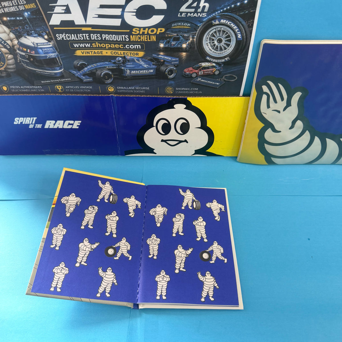 Intérieur de la BD Michelin PAX System présentant plusieurs illustrations du célèbre Bibendum sur fond bleu.