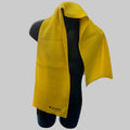 Écharpe polaire jaune Kormoran présentée sur mannequin noir avec logo brodé.