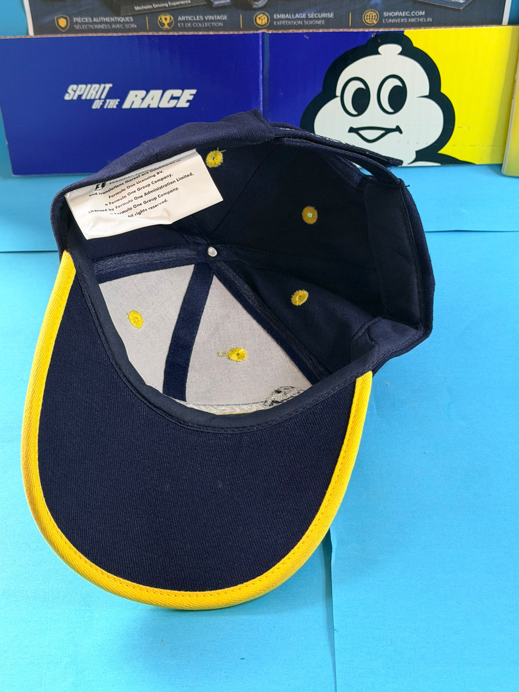Intérieur de la casquette officielle Michelin Formula 1 neuve avec étiquette de licence Formula One Administration Limited