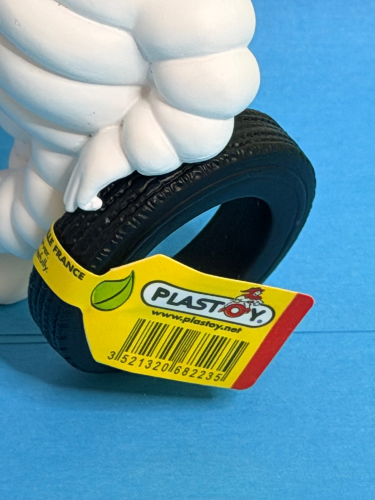 Figurine Michelin Bibendum tenant un pneu – vue détaillée avec étiquette