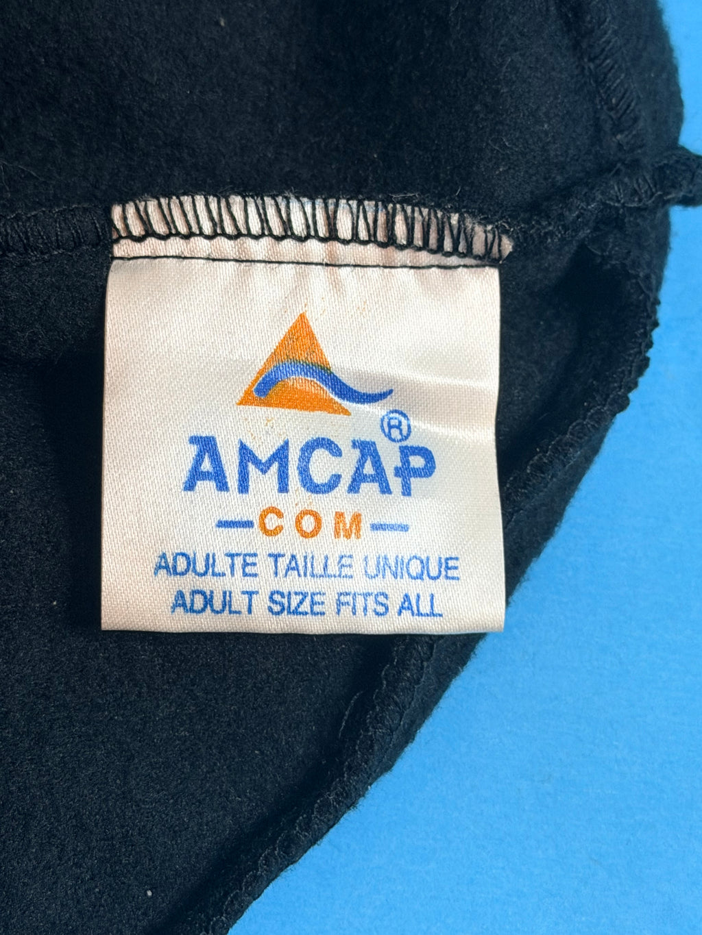 Étiquette intérieure AMCAP du bonnet BFGoodrich indiquant taille adulte unique « Adult Size Fits All »