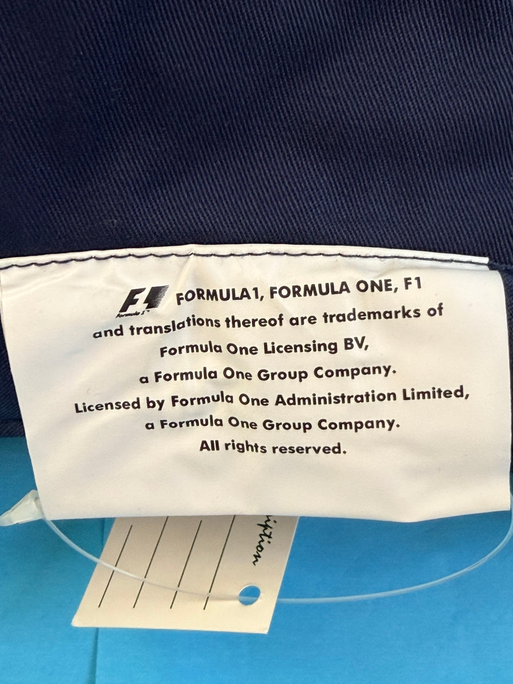 Étiquette intérieure officielle Formula 1 du bob Michelin F1 avec mentions Formula One Licensing et Administration Limited.