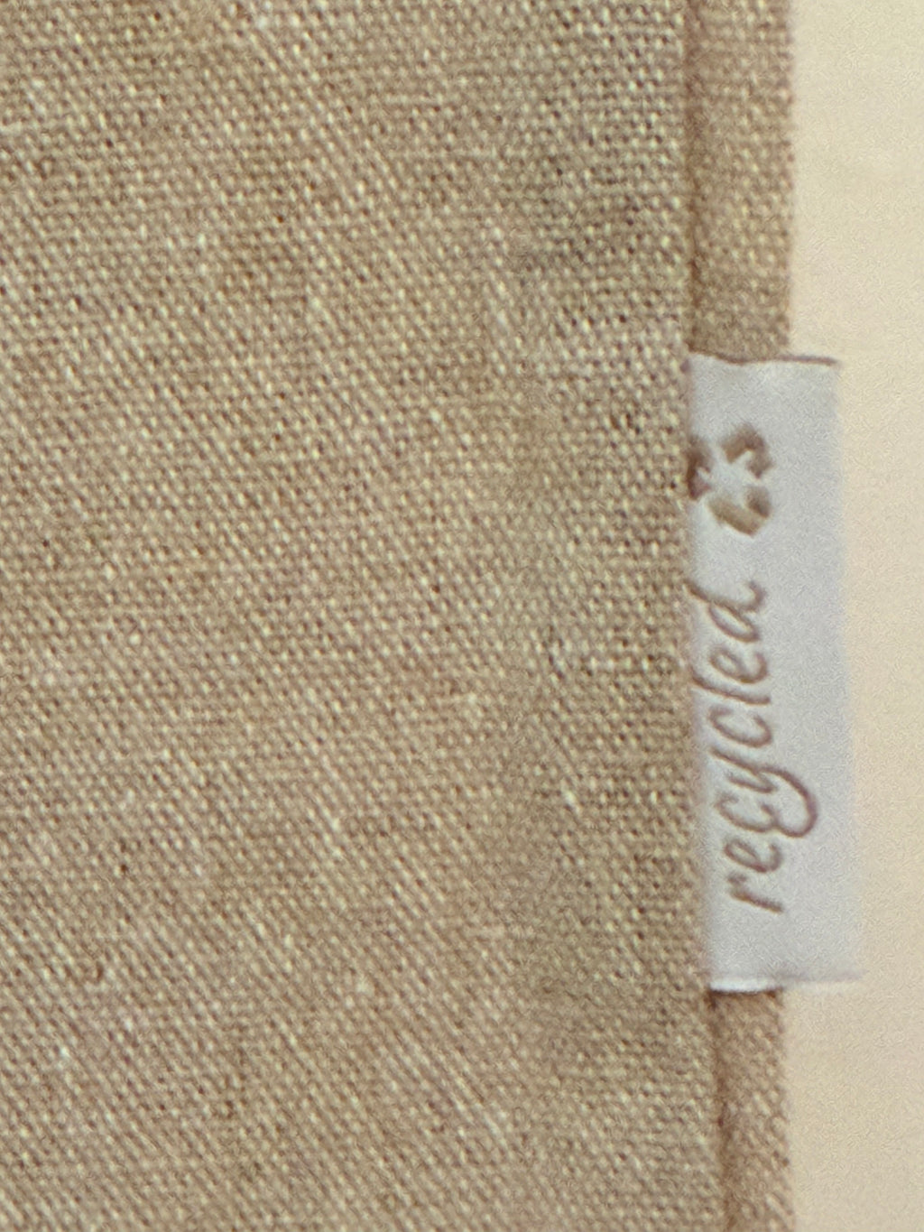 Étiquette latérale recyclée du sac cabas Michelin en tissu beige.