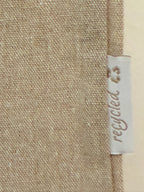 Étiquette latérale recyclée du sac cabas Michelin en tissu beige.