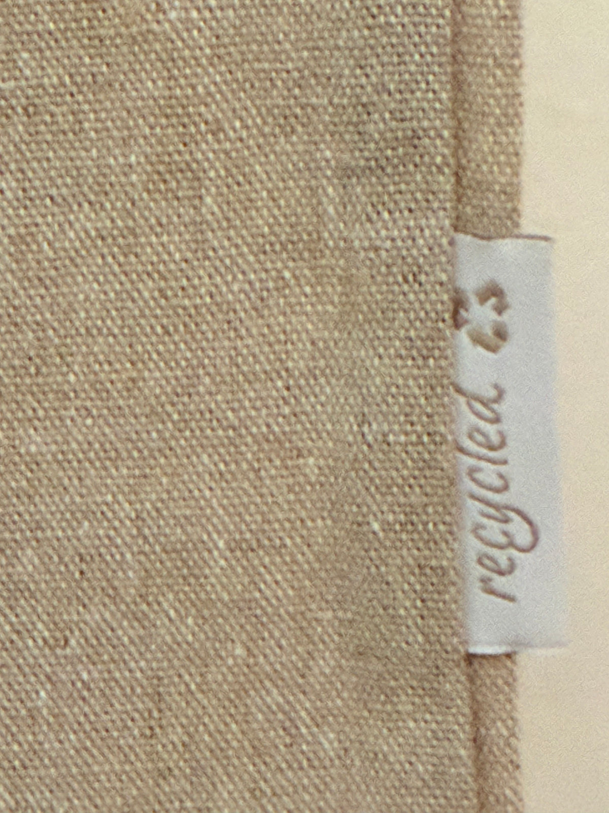 Étiquette latérale recyclée du sac cabas Michelin en tissu beige.
