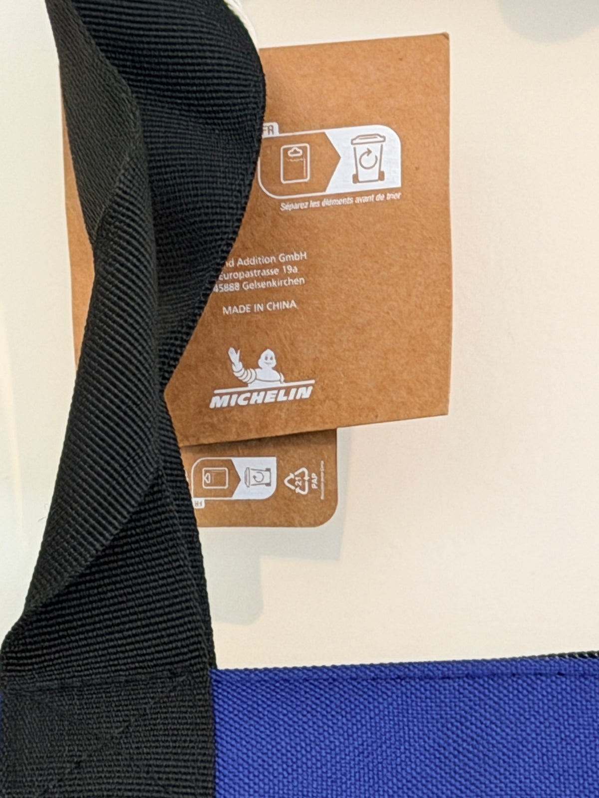 Étiquettes d'origine Michelin sur sac de sport neuf avec anses noires.