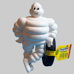 Bibendum Michelin avec pneu – détail de la figurine de collection