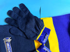 Détail des logos Michelin sur bonnet, écharpe et gants bleu et jaune