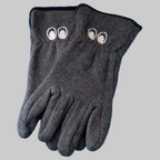 Paire de gants polaires Michelin gris anthracite avec yeux de Bibendum brodés en blanc.