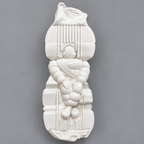 Impressionnante composition blanche en relief de 41 cm de hauteur, représentant Bibendum au centre d’une structure élaborée. Une pièce spectaculaire par ses dimensions et ses détails.