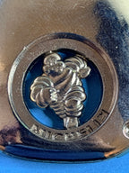 Gros plan sur le Bibendum en relief et l’inscription Michelin du porte-clés collector
