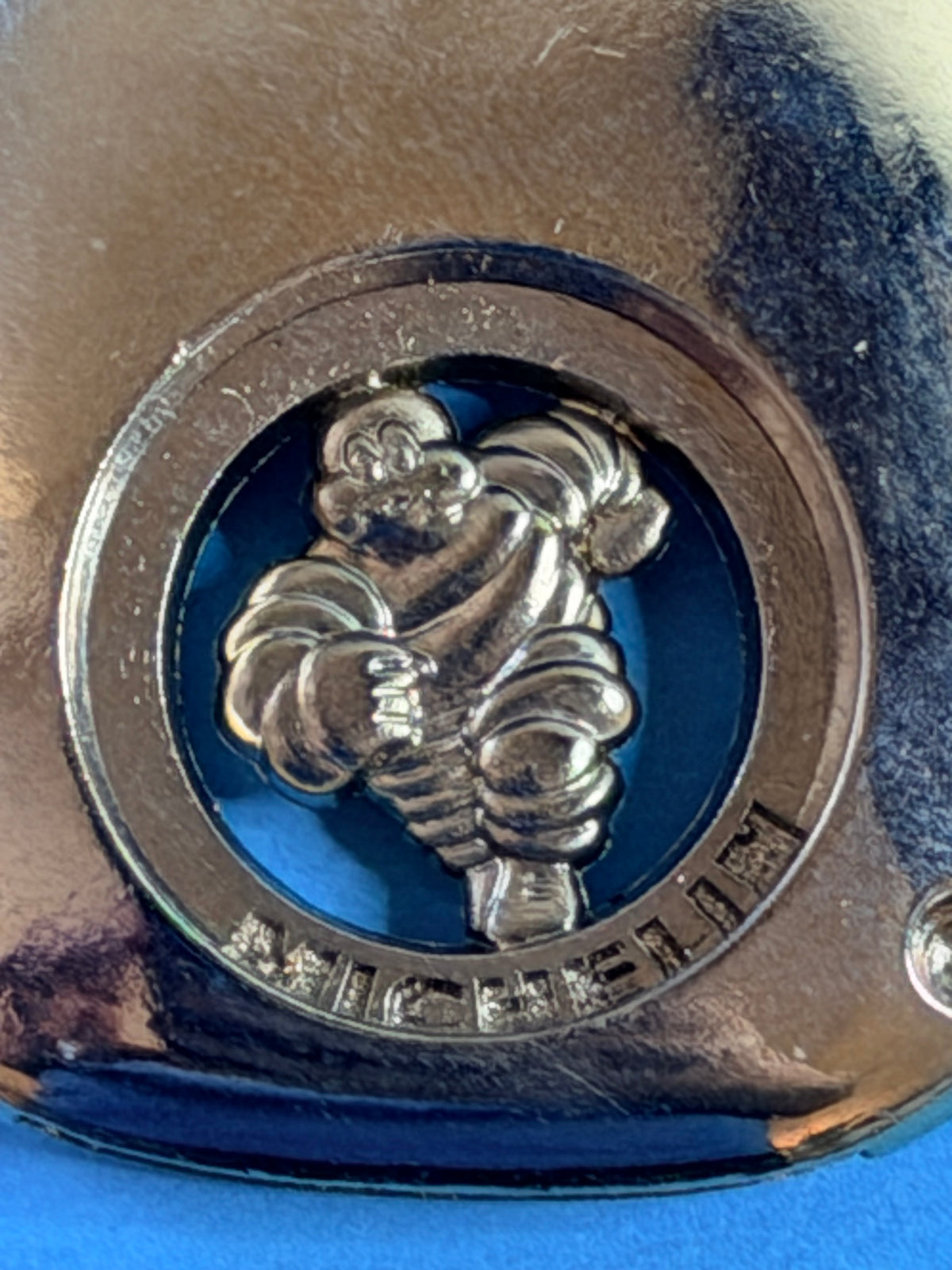 Gros plan sur le Bibendum en relief et l’inscription Michelin du porte-clés collector