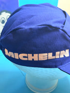 Vue latérale de la casquette Michelin vintage bleue avec grand marquage MICHELIN blanc.