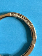 Gros plan du pendentif pneu Michelin en métal du porte-clés vintage Pichard SA