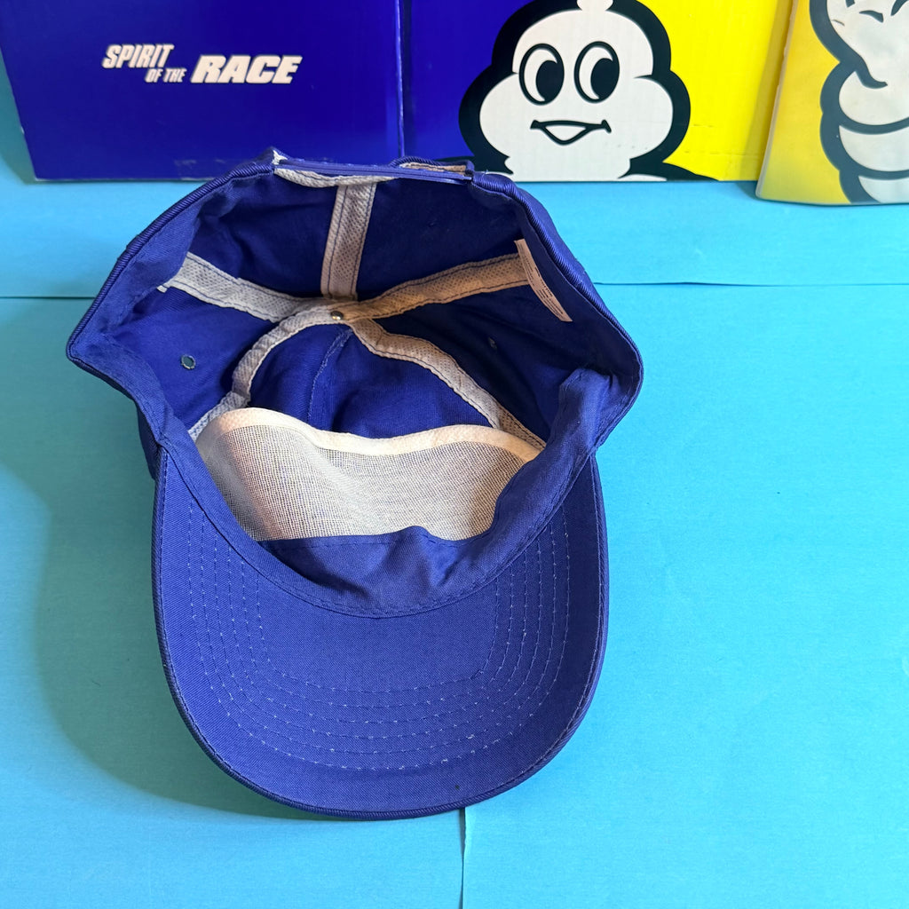 Intérieur de la casquette Michelin Cholet avec bande de confort, coutures et visière bleue.