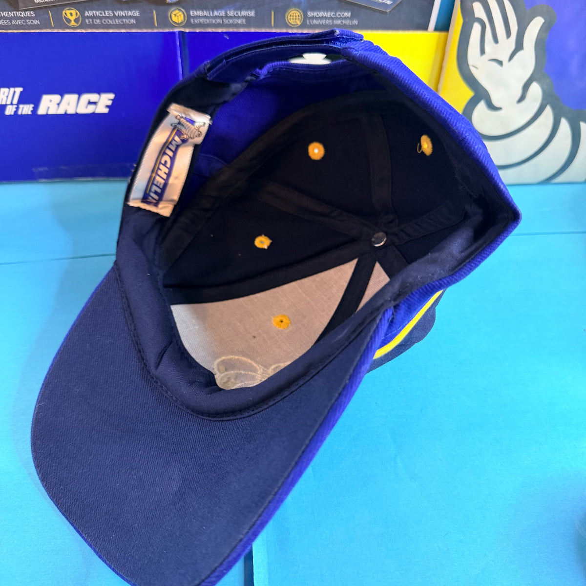 Étiquette Michelin d'origine, coutures intérieures et finitions détaillées de cette casquette neuve.