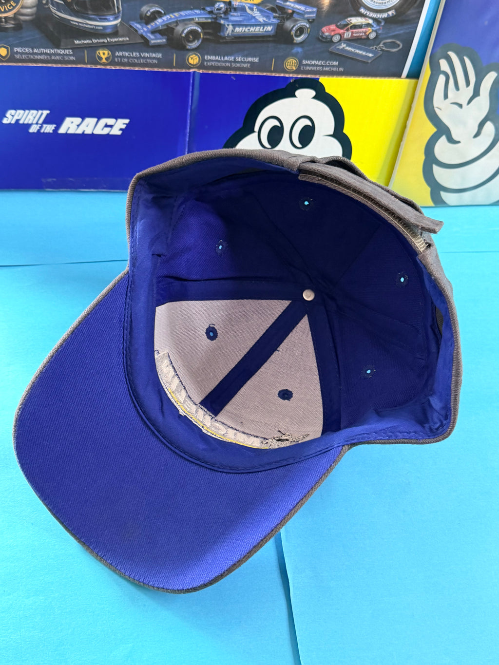 Vue intérieure de la casquette Michelin Competition neuve avec système de réglage arrière.