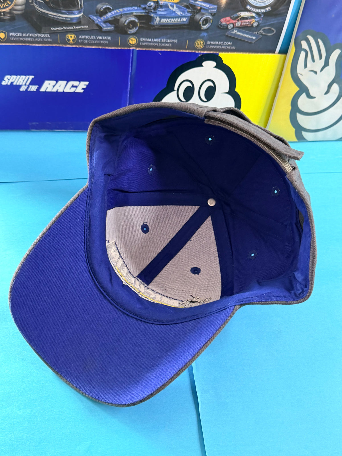 Vue intérieure de la casquette Michelin Competition neuve avec système de réglage arrière.