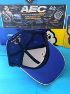 Intérieur de la casquette Michelin Podium collector avec visière bleue bordée de jaune et système de réglage arrière