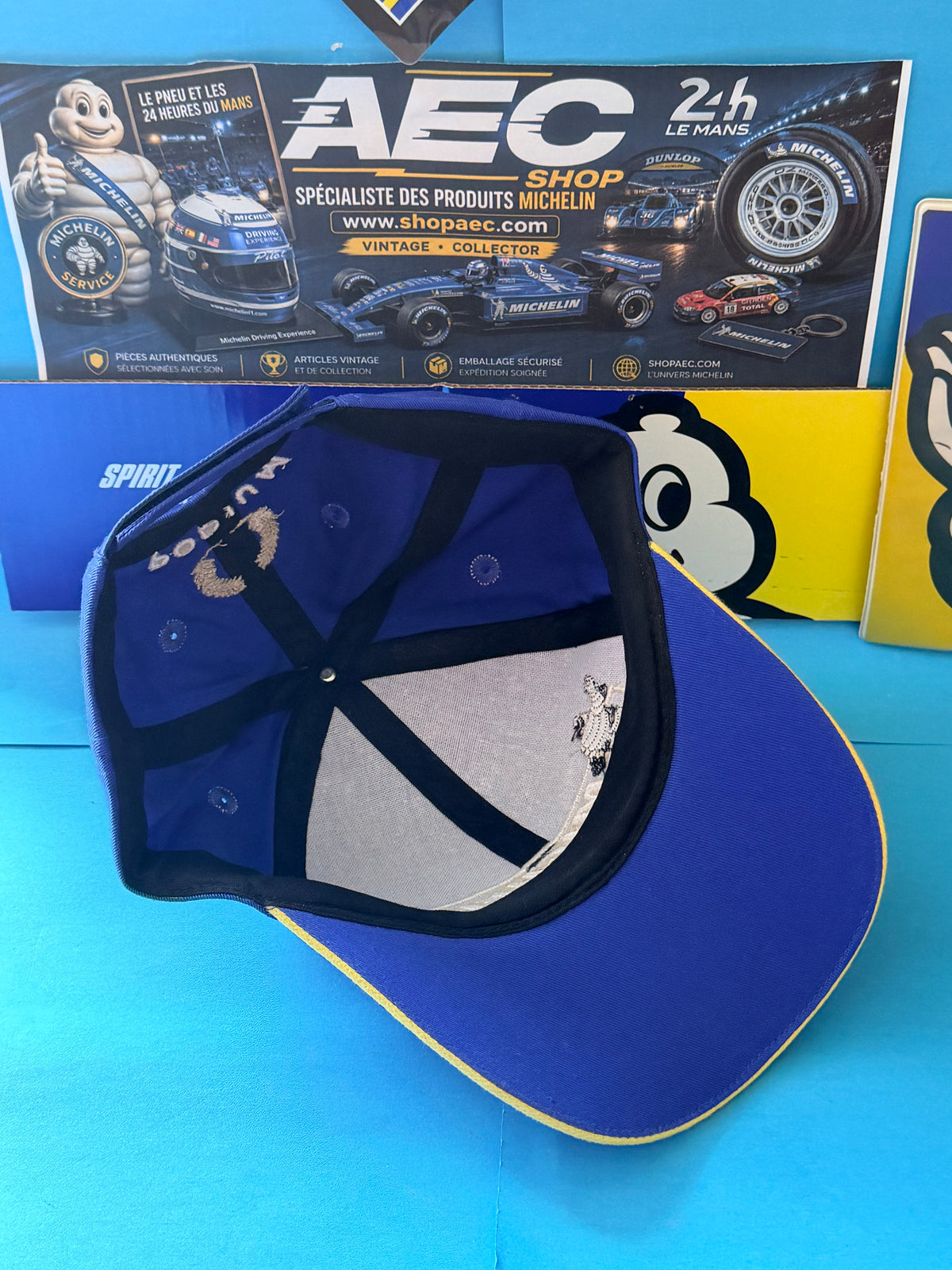 Intérieur de la casquette Michelin Podium collector avec visière bleue bordée de jaune et système de réglage arrière