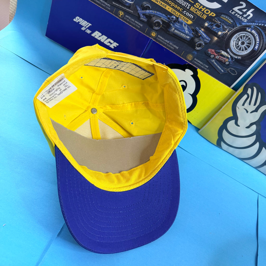 Intérieur de la casquette Michelin France 98 neuve, montrant l'étiquette de licence officielle, les coutures et la visière bleue.