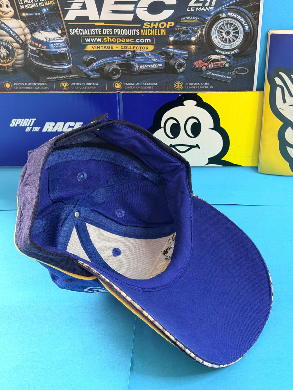 Intérieur de la casquette Michelin Podium collector avec visière bleue bordée de jaune et système de réglage arrière