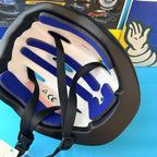 Intérieur du casque vélo enfant Michelin avec mousses bleues, jugulaire noire et marquage CE.