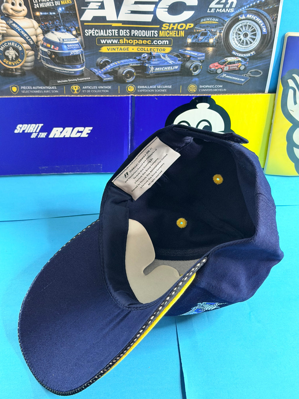Intérieur de la casquette Michelin Formula 1 neuve montrant son étiquette Formula 1 et les finitions de la visière.