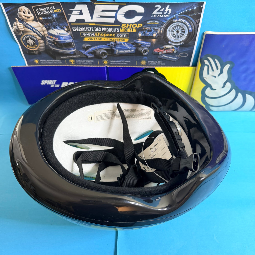 Intérieur du casque Michelin taille L avec mousse de protection, garniture noire et jugulaire à clip.