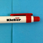 Détail du logo Kleber sur stylo publicitaire de collection automobile