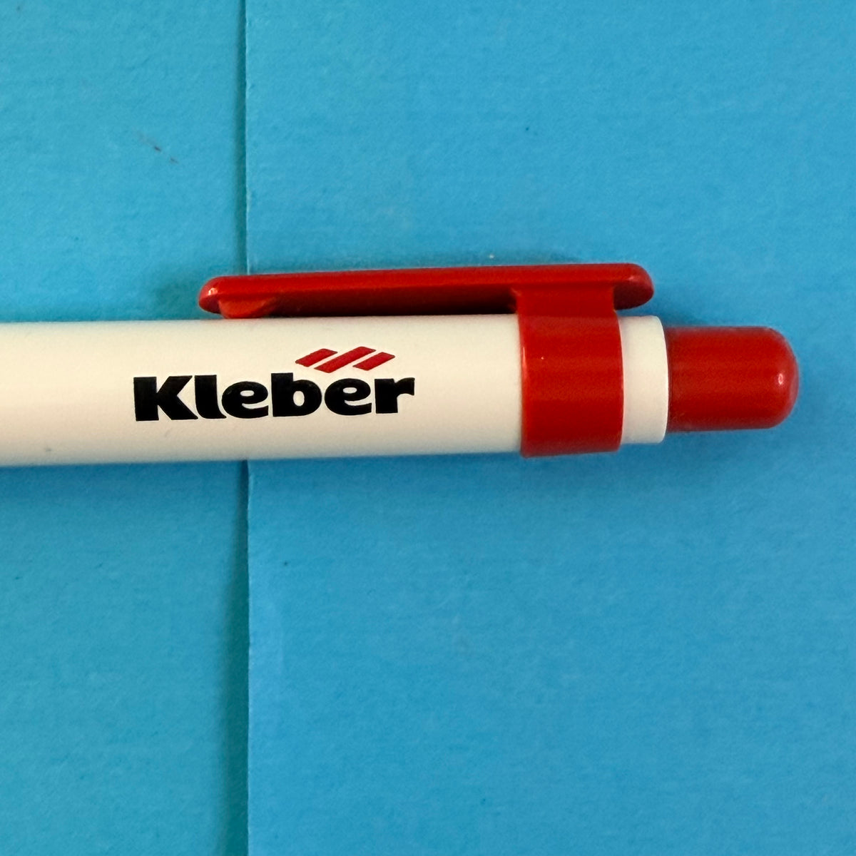 Détail du logo Kleber sur stylo publicitaire de collection automobile