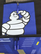 Logo Bibendum Michelin sur poche bleue avec fermetures éclair.