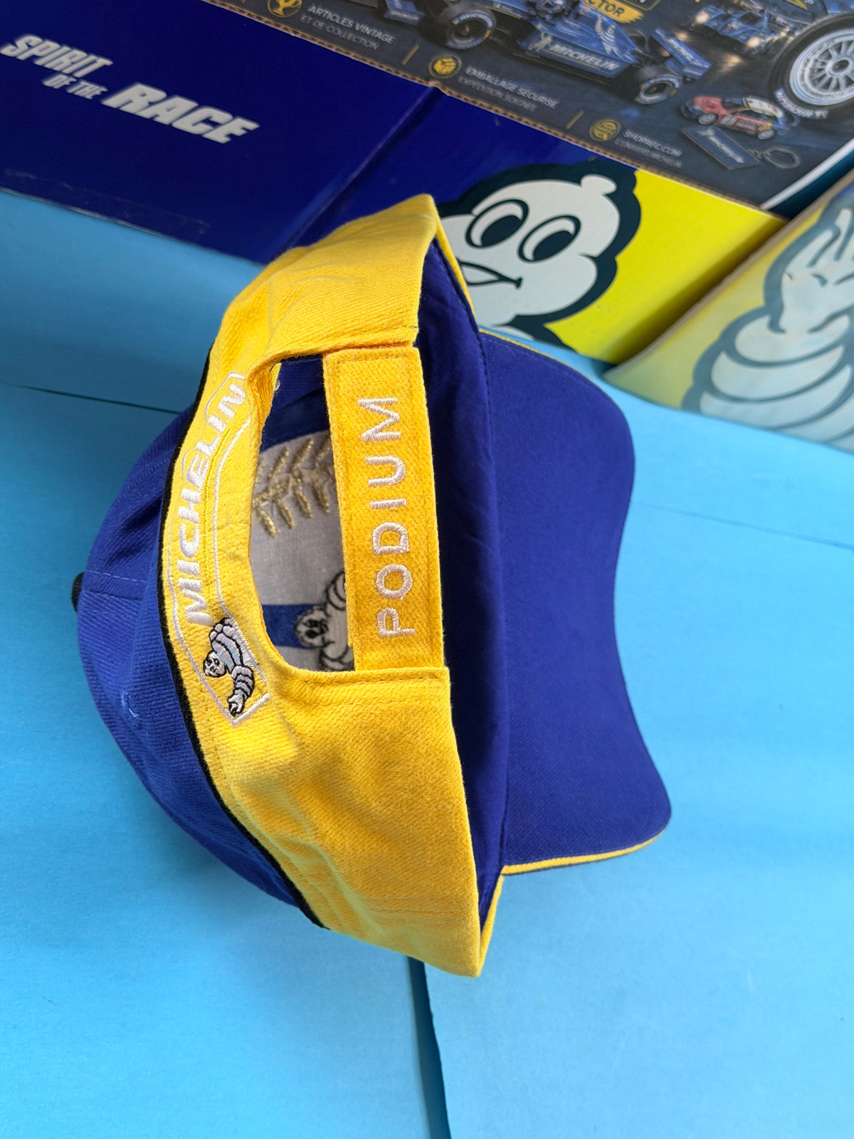 Détail arrière et côté casquette Michelin Podium avec broderies Michelin Bibendum et inscription Podium