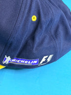 Détail du marquage latéral Michelin F1 Formula 1 sur casquette bleu marine collector.