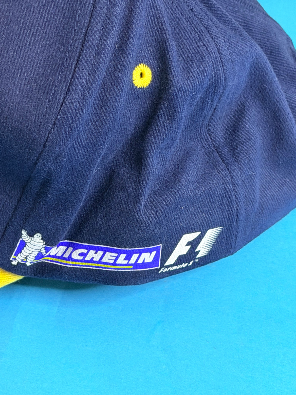 Détail du marquage latéral Michelin F1 Formula 1 sur casquette bleu marine collector.