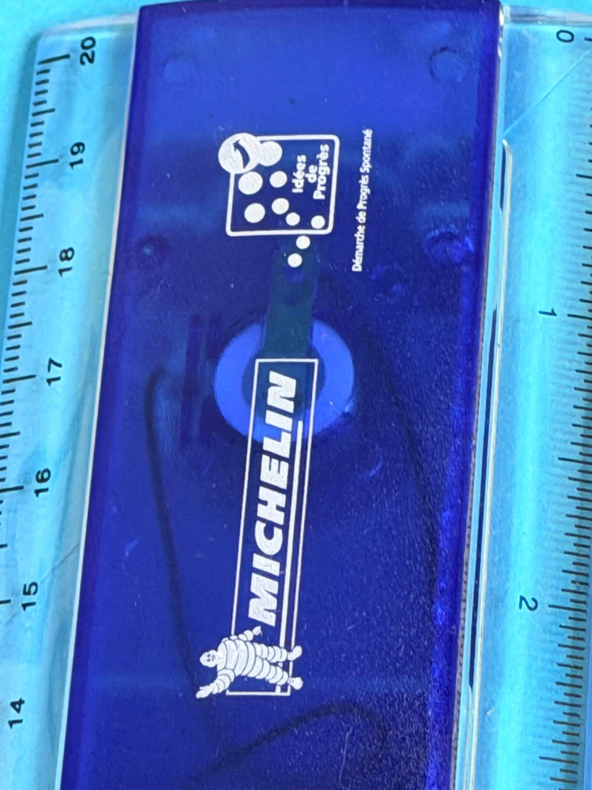 Détail de la calculatrice intégrée à la règle Michelin 20 cm