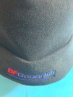 Gros plan sur le logo BFGoodrich brodé rouge et bleu sur le bonnet polaire noir.