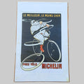 Reproduction d’une publicité historique Michelin représentant Bibendum à vélo, accompagnée du célèbre slogan « Le Meilleur – Le Moins Cher ». Une composition emblématique de l’univers Michelin.