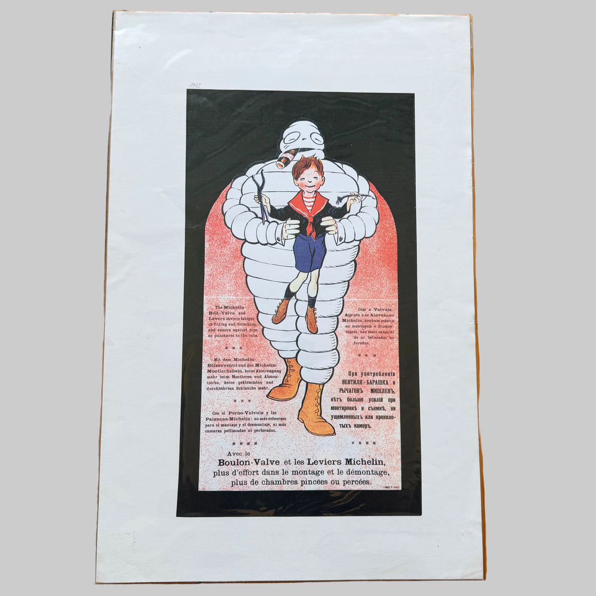 Reproduction lithographique Michelin représentant Bibendum et un jeune garçon, dans une composition publicitaire ancienne aux couleurs caractéristiques de la marque.