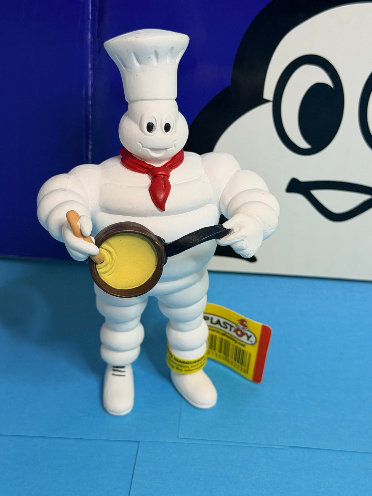 Figurine Bibendum Michelin cuisinier avec toque et accessoires de cuisine