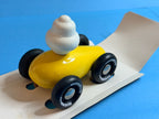 Miniature Michelin Village jaune avec Bibendum conducteur, vue latérale