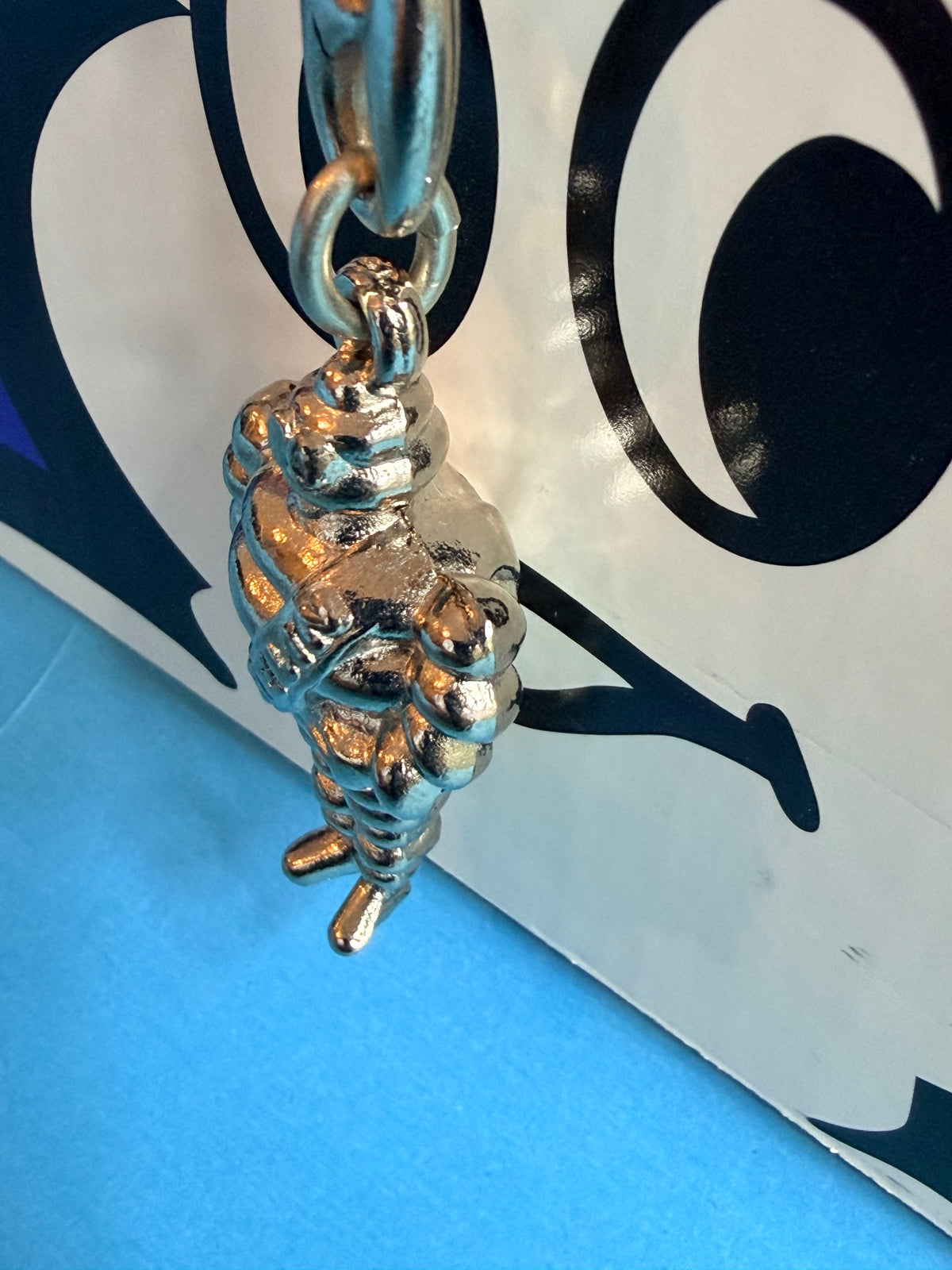 Porte-clés Bibendum MICHELIN en métal chromé – vue détaillée du collector