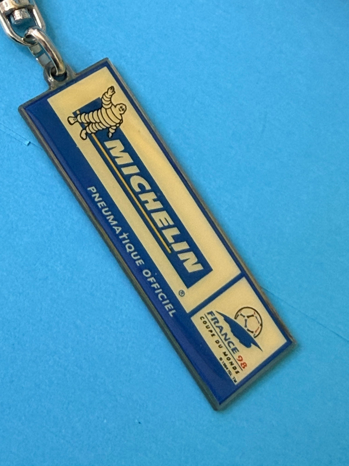 Gros plan du porte-clés Michelin Pneumatique Officiel et logo France 98 Coupe du Monde