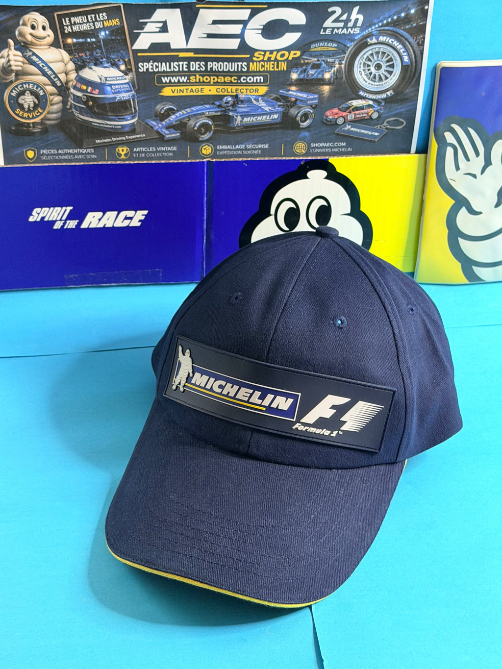 Vue de face de la casquette Michelin F1 neuve avec logo Bibendum et Formula 1, présentée par AEC Shop.