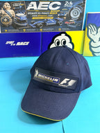 Vue de face de la casquette Michelin F1 neuve avec logo Bibendum et Formula 1, présentée par AEC Shop.