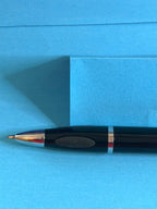Détail de la pointe, de la prise en main et des finitions chromées du stylo Michelin noir.