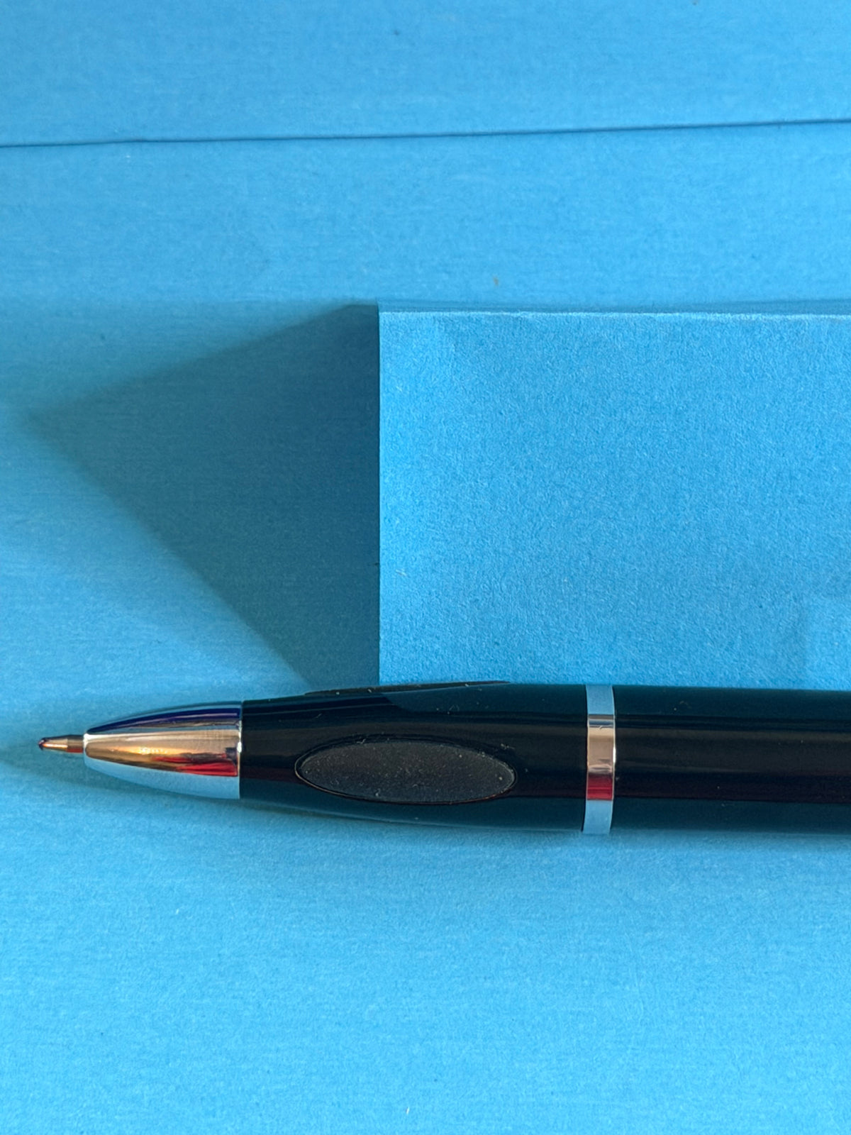 Détail de la pointe, de la prise en main et des finitions chromées du stylo Michelin noir.