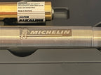 Détail du corps métallique et du logo Michelin sur lampe torche de collection